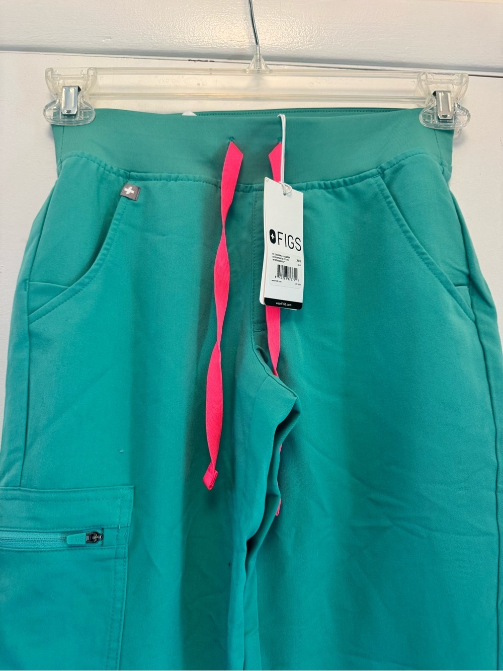 Figs Jogger Petite Scrub Pants - Picture 2 of 4